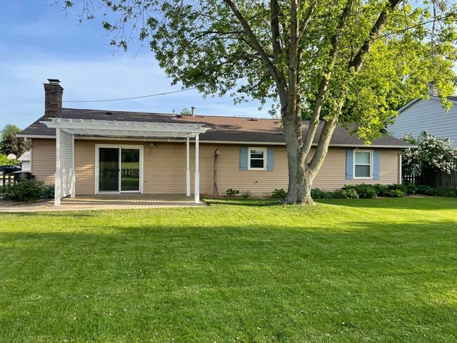 Building Photo - New Listing! 3 Bedroom 2 Bath