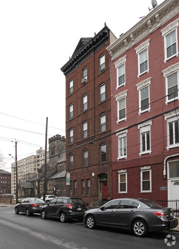Building Photo - 600 Willow Ave