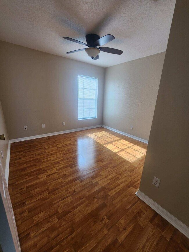 Foto del edificio - Three Bedroom Two Bath - Auburndale