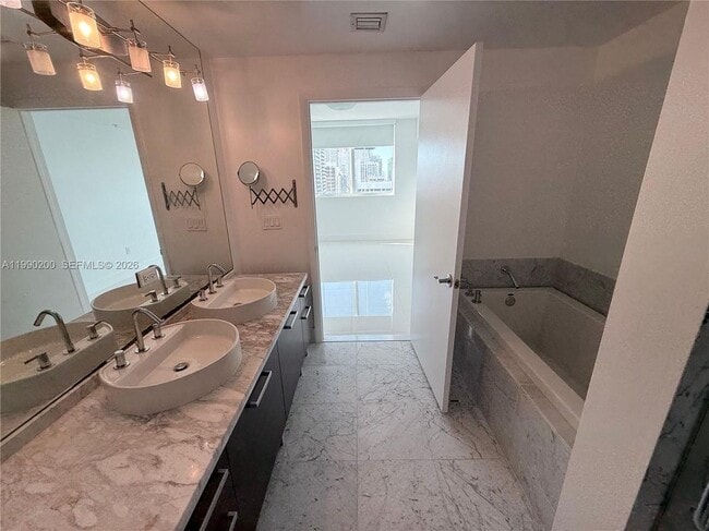 Foto del edificio - 244 Biscayne Blvd