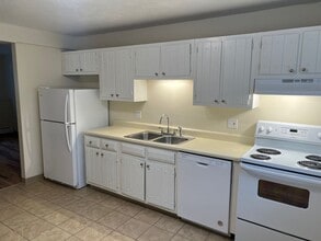 Building Photo - 2-11 Briarwood Dr