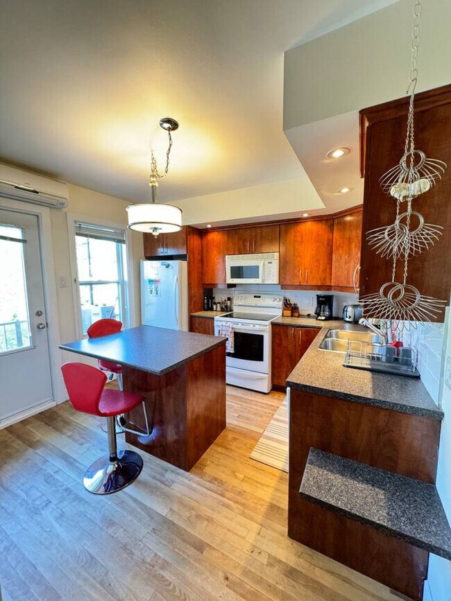 Building Photo - 6417 10e Avenue-SI ID1234586P