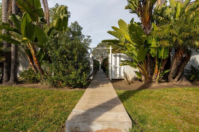 Foto del edificio - Charming Attached Cottage in the Heart of PB