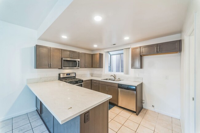 Building Photo - 3 Bed / 2.5 Bath Townhome at Vista Palomar!