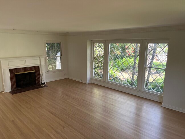 Sala de estar con chimenea a leños y a gas - 10542 Garwood Pl