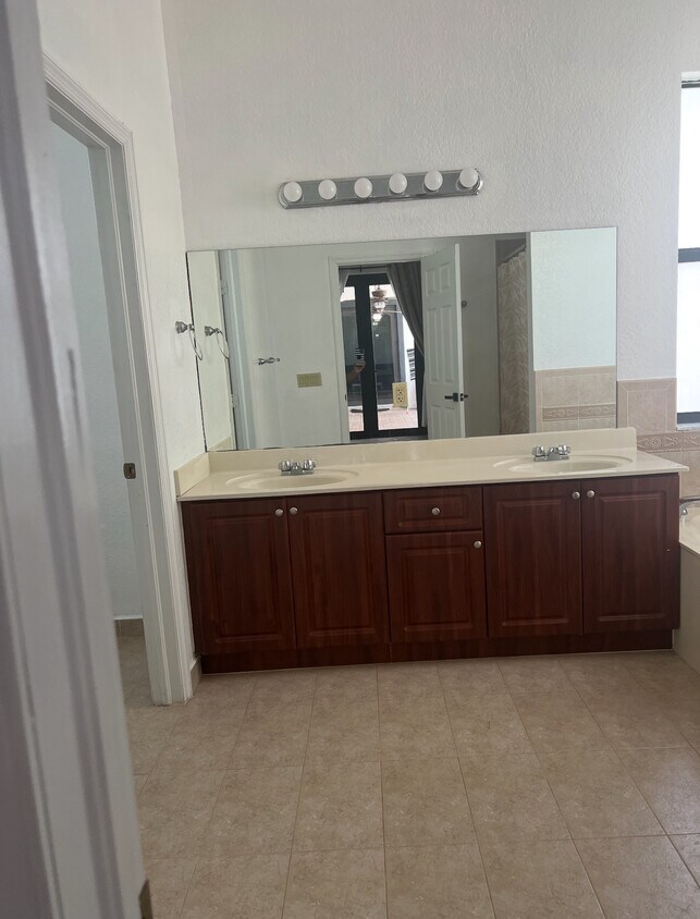 Foto principal - 18245 SW 228th St