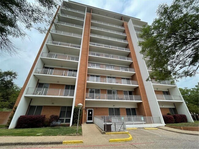 Building Photo - 4924 Cobbs Dr