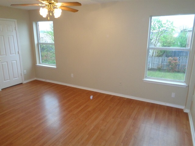 Foto del edificio - 5820 Vista Glen Ln