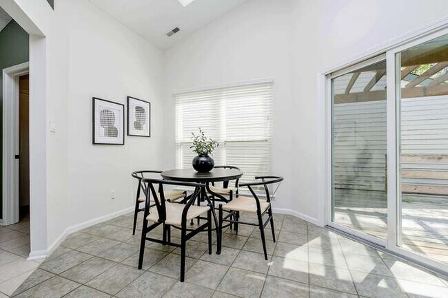 Foto del edificio - 7675 Waterwood Dr