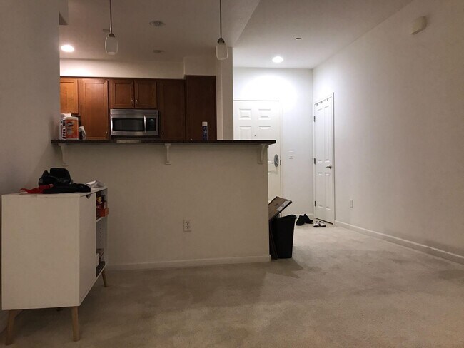 Puerta y cocina - 1388 Broadway