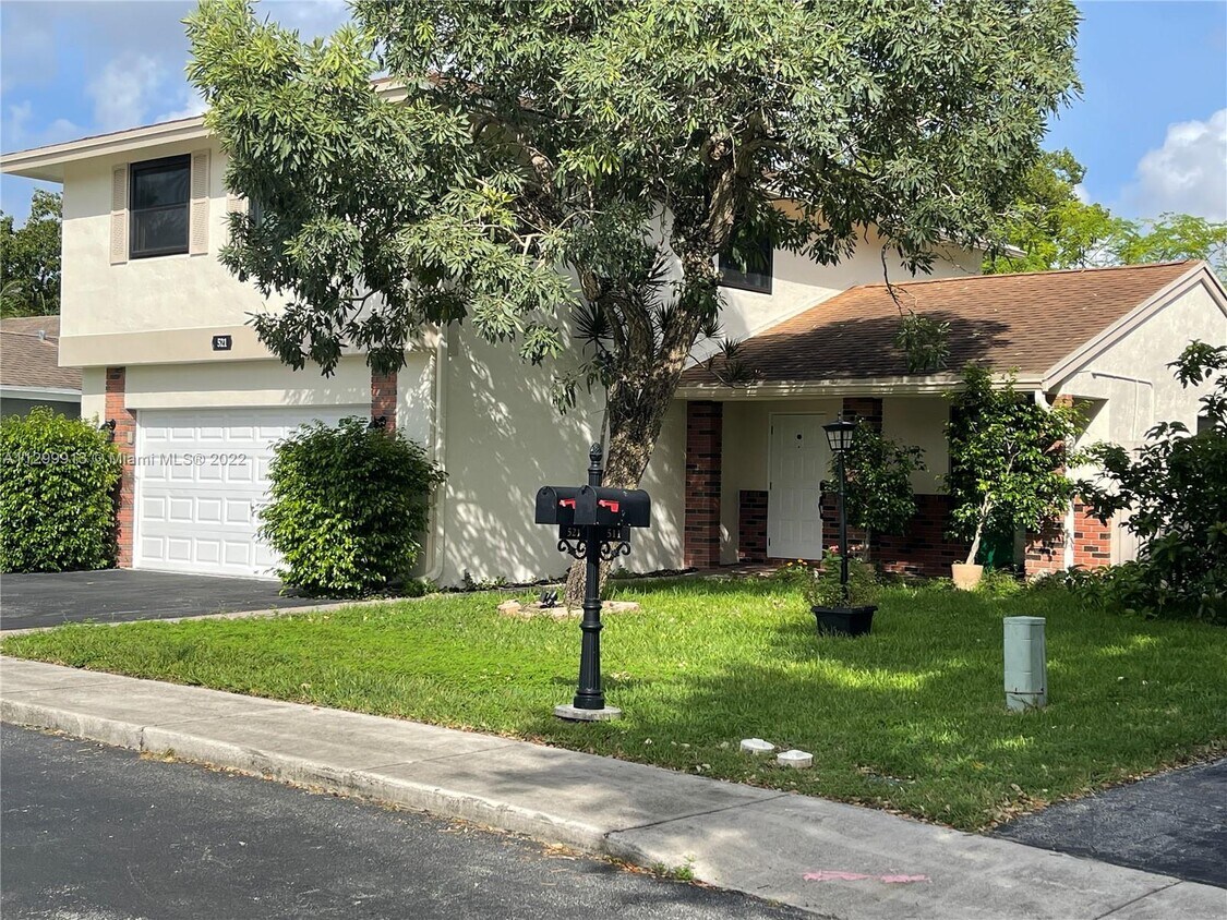 Primary Photo - 521 Mulberry Ln