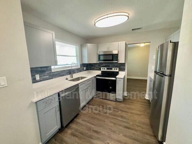 Building Photo - 2572 Woodgate Blvd
