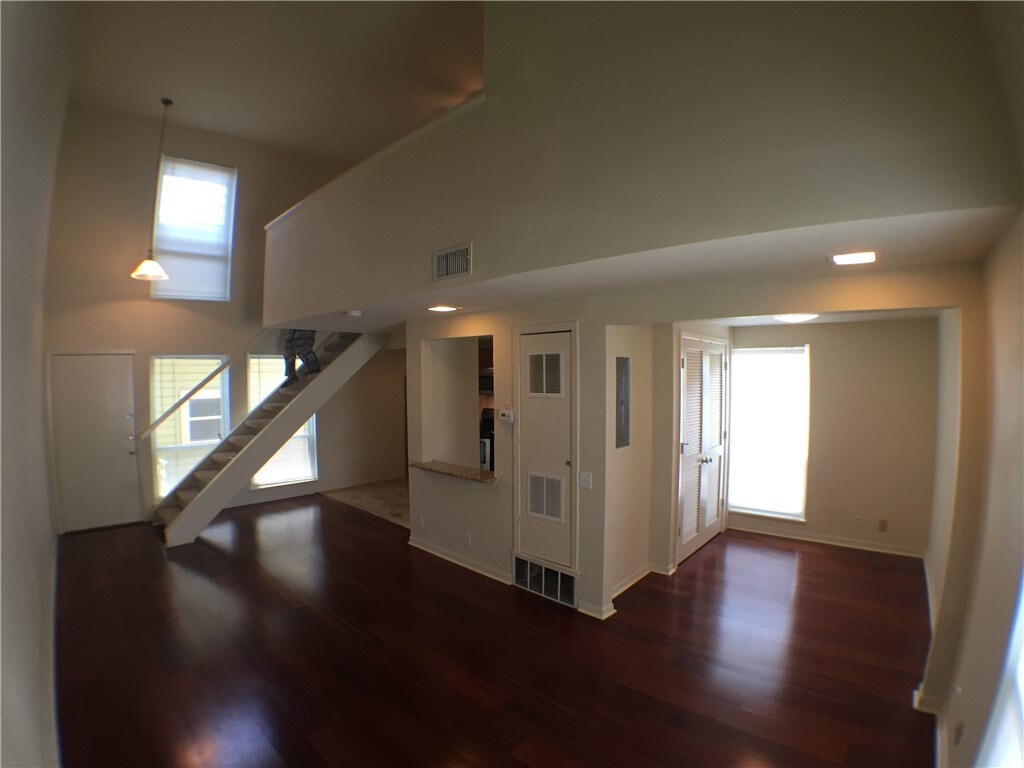 Primary Photo - 2800 Cole St