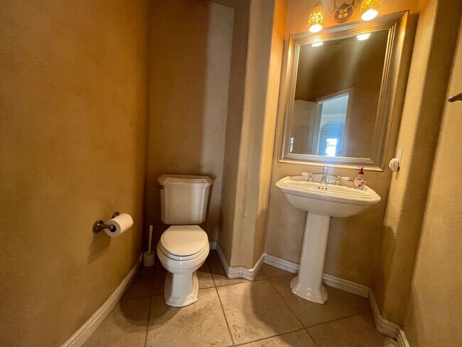Foto del edificio - Elegant 5-Bedroom Carmel Valley Home with ...
