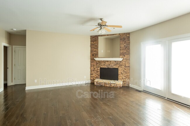 Building Photo - 1402 Troon Dr