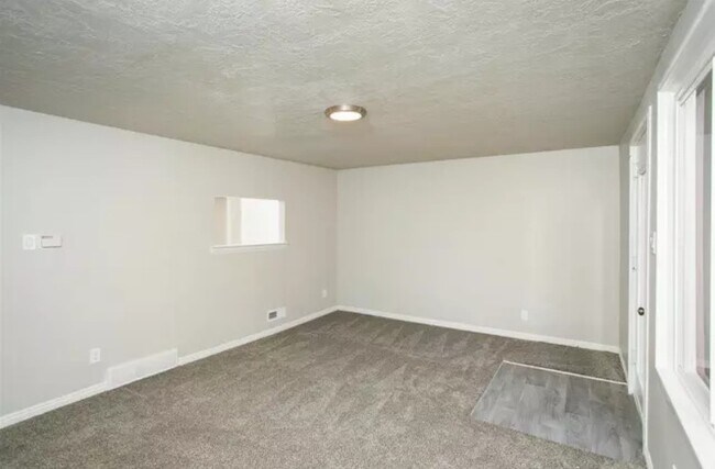 Building Photo - 12 E 400 N