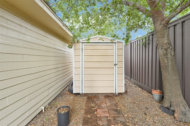 Foto del edificio - 4314 Amber Lake Dr