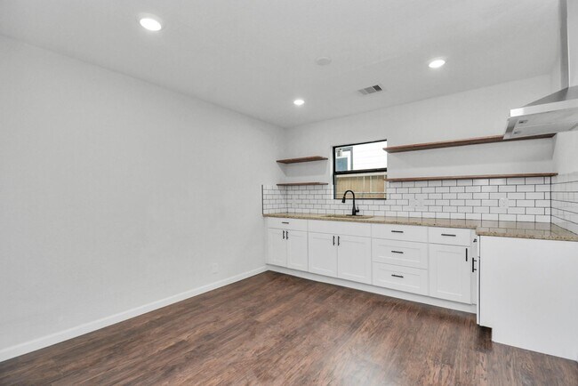 Building Photo - 262 De Boll St