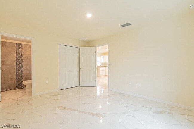 Building Photo - 27420 Treadmill Dr