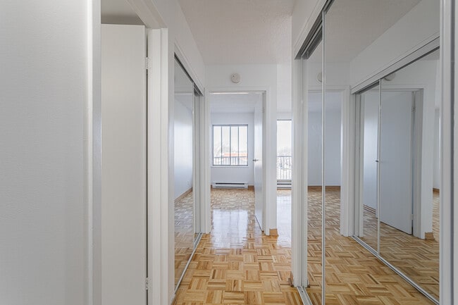 Building Photo - Navarin