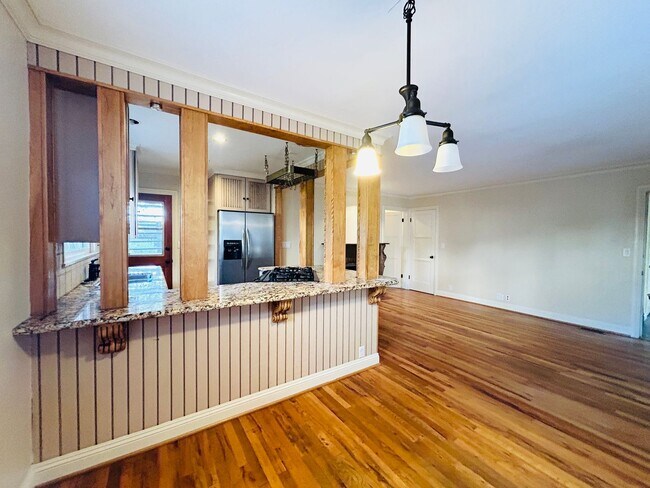 Building Photo - 1613 Raymond Hill Rd
