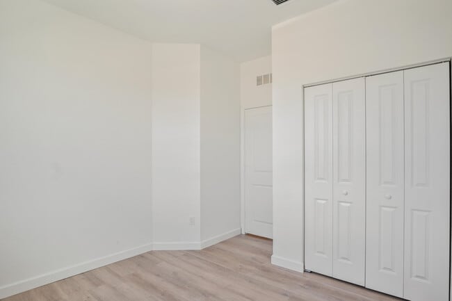 Foto del edificio - 852 SE grovebush Ln