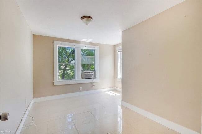 Building Photo - 2 br, 1 bath - 146 NW 9th Ave Unit 2