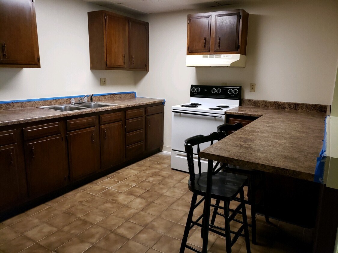 Large eat-in kitchen w/ appliances - 898 Duss Ave