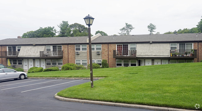 Building Photo - Heatherwood House at Ronkonkoma