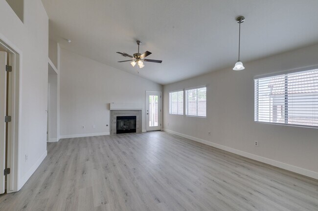Building Photo - Comfort & Convenience in This 3-Bedroom De...
