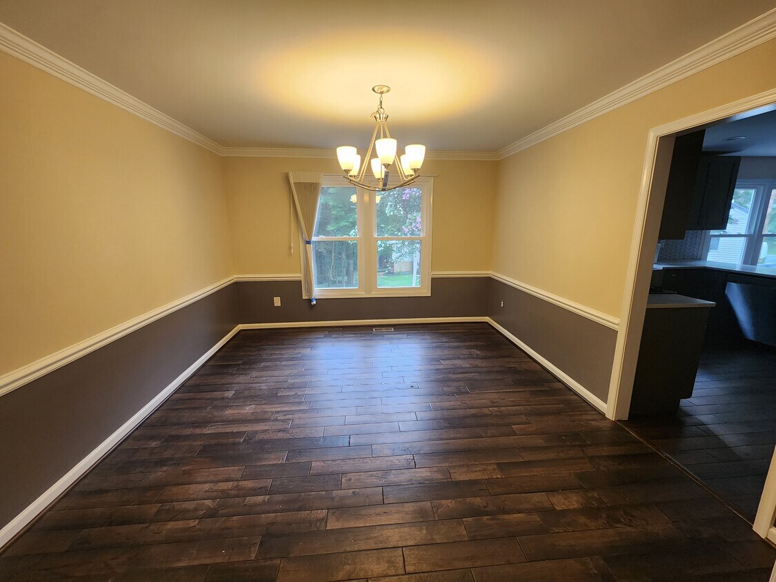 Foto principal - 721 Symphony Woods Dr