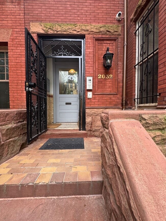 Foto del edificio - Centrally Located Renovated Large 1BR/1BA in Historic Dupont Circle Row House