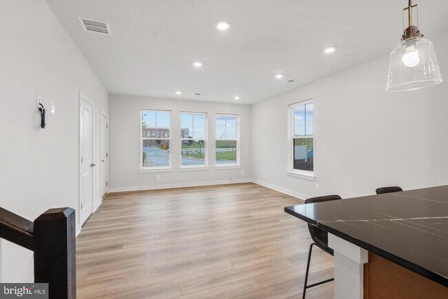 Building Photo - 45176 Drowes Ter