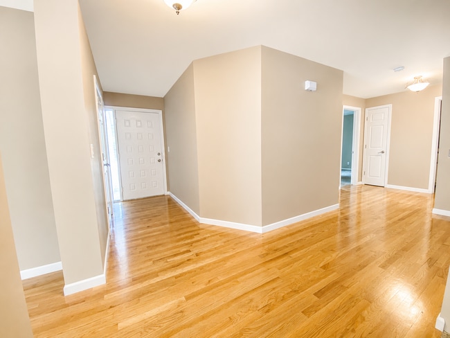 Building Photo - Beautiful, spacious 3 bedroom home in Savoy!