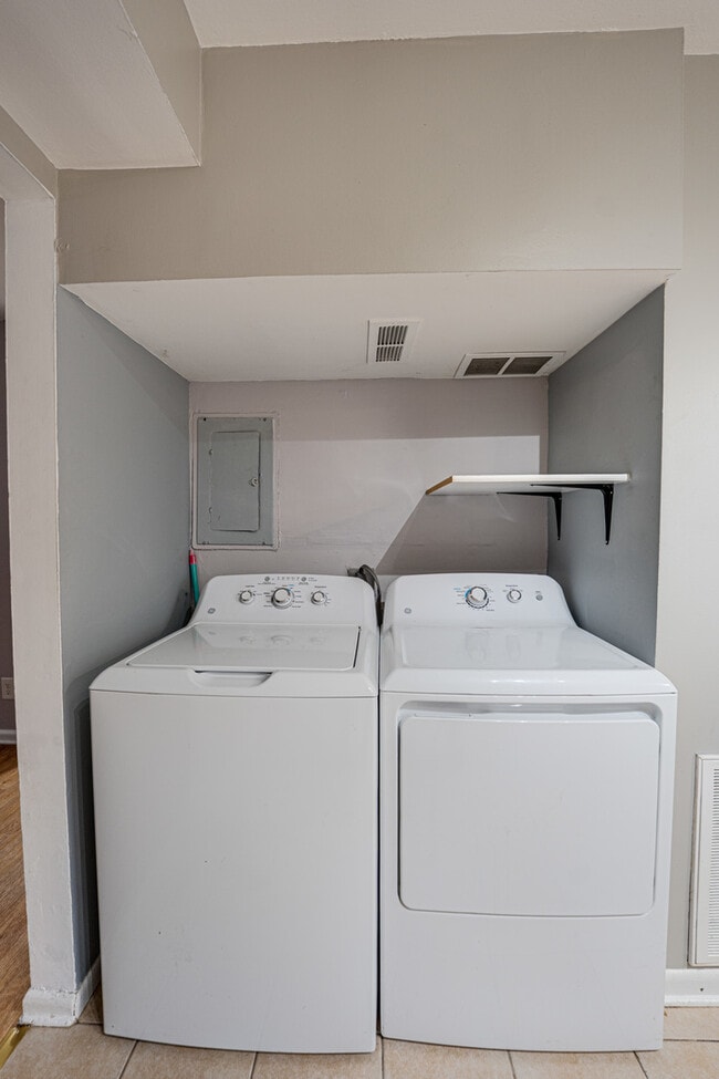 Building Photo - 839 Bishop Ave