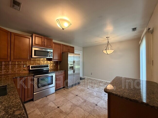 Building Photo - 1620 Boles Pl