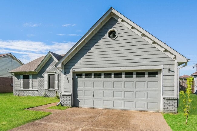 Building Photo - 2432 Country Trail Dr