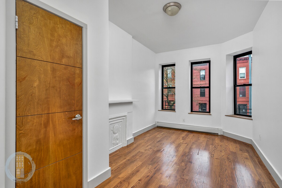 Primary Photo - 565 Chauncey St