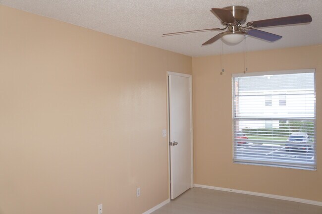 Main Bedroom - 107 Northlake Dr