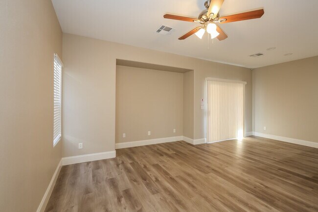 Foto del edificio - 1163 Maple Pines Ave