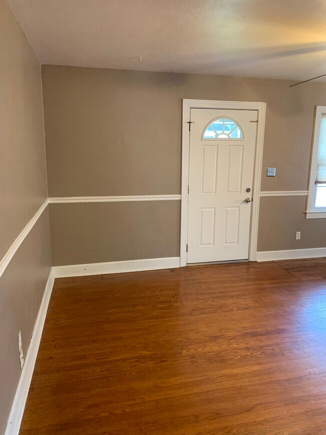 Building Photo - 308 Village Dr