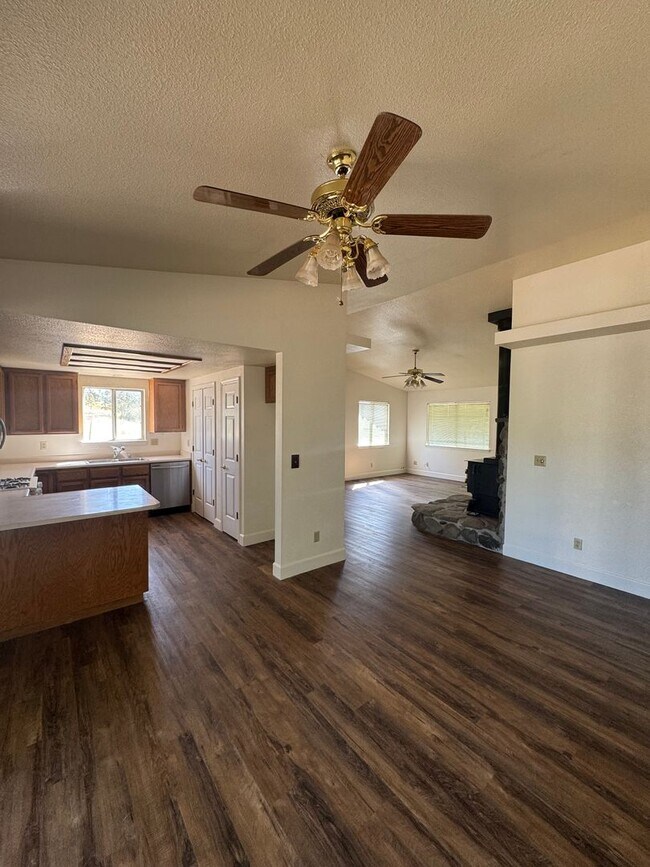 Foto del edificio - 3 BEDROOM HOME IN COUNTRY SETTING