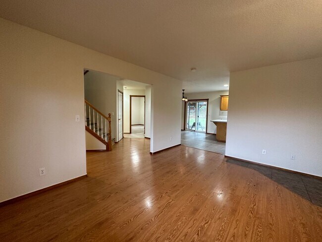 Foto del edificio - 4 Bedroom Home with New Paint and Flooring!