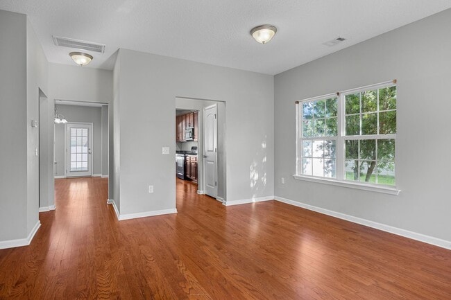 Building Photo - 5 Bedroom, 2.5 Bathroom - White Oak Subdivision - Richmond Hill