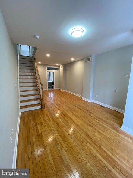 Foto principal - 325 E 21st St