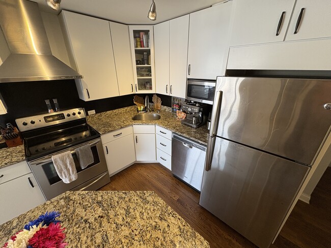 kitchen - 1360 N Sandburg Ter