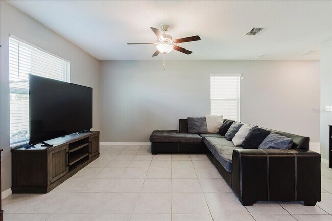Foto del edificio - 17156 Yellow Pine St