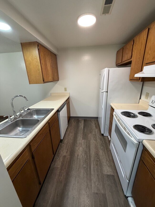 Building Photo - 2207 Spansail Dr