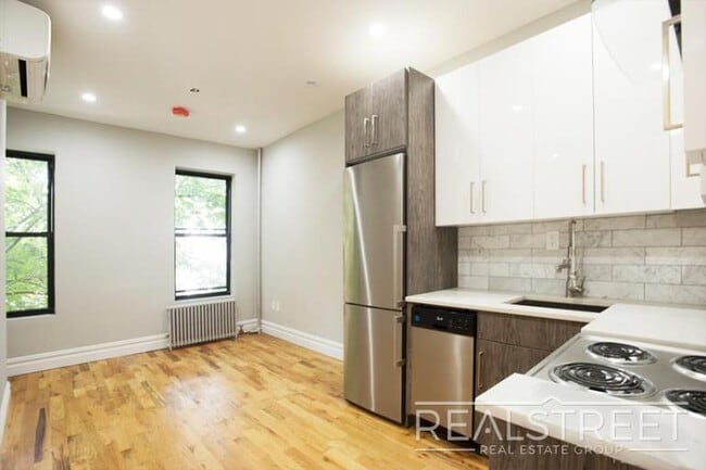Building Photo - Stunning & Charming 1 BED in Historic Crow...