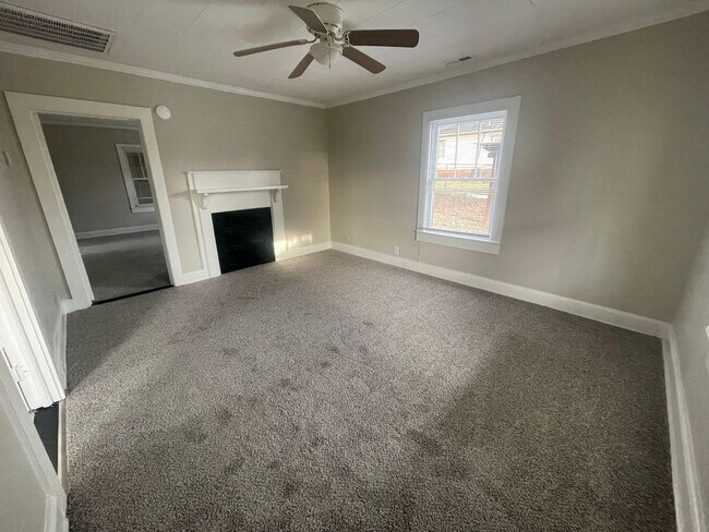 Foto del edificio - Welcome to this charming 2-bedroom, 1-bathroom home located in the scenic Kings Mountain, NC